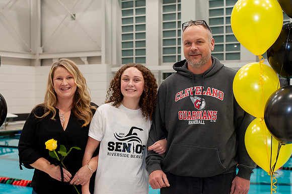 RHS-SeniorParentNight-Swim24_002e